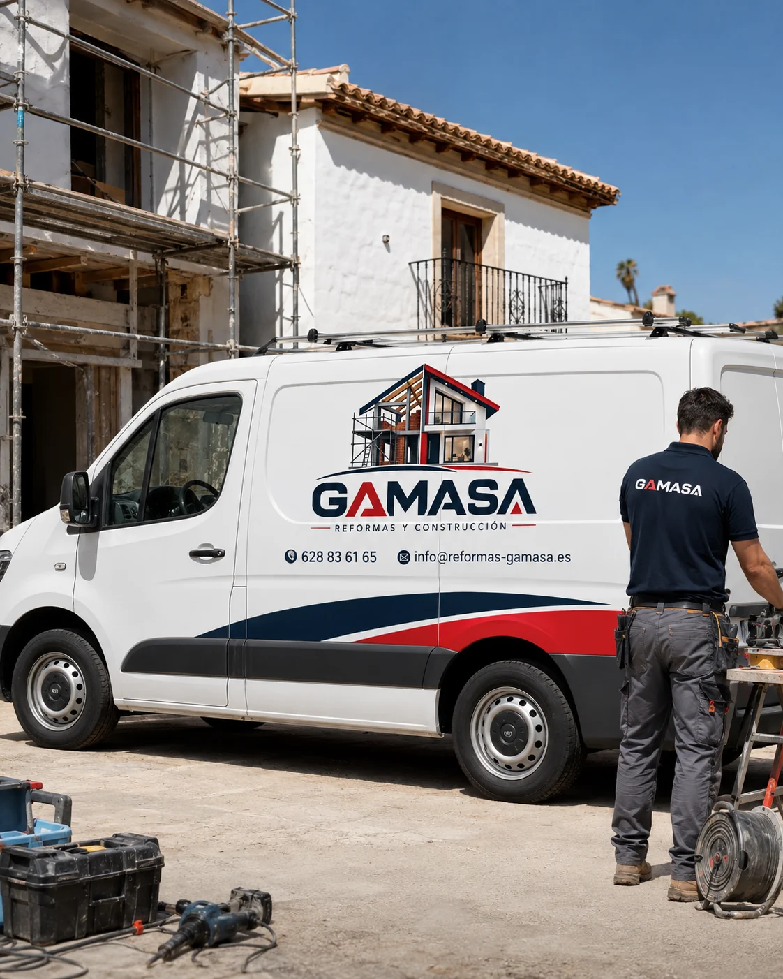 Furgoneta rotulada de GAMASA junto a una obra