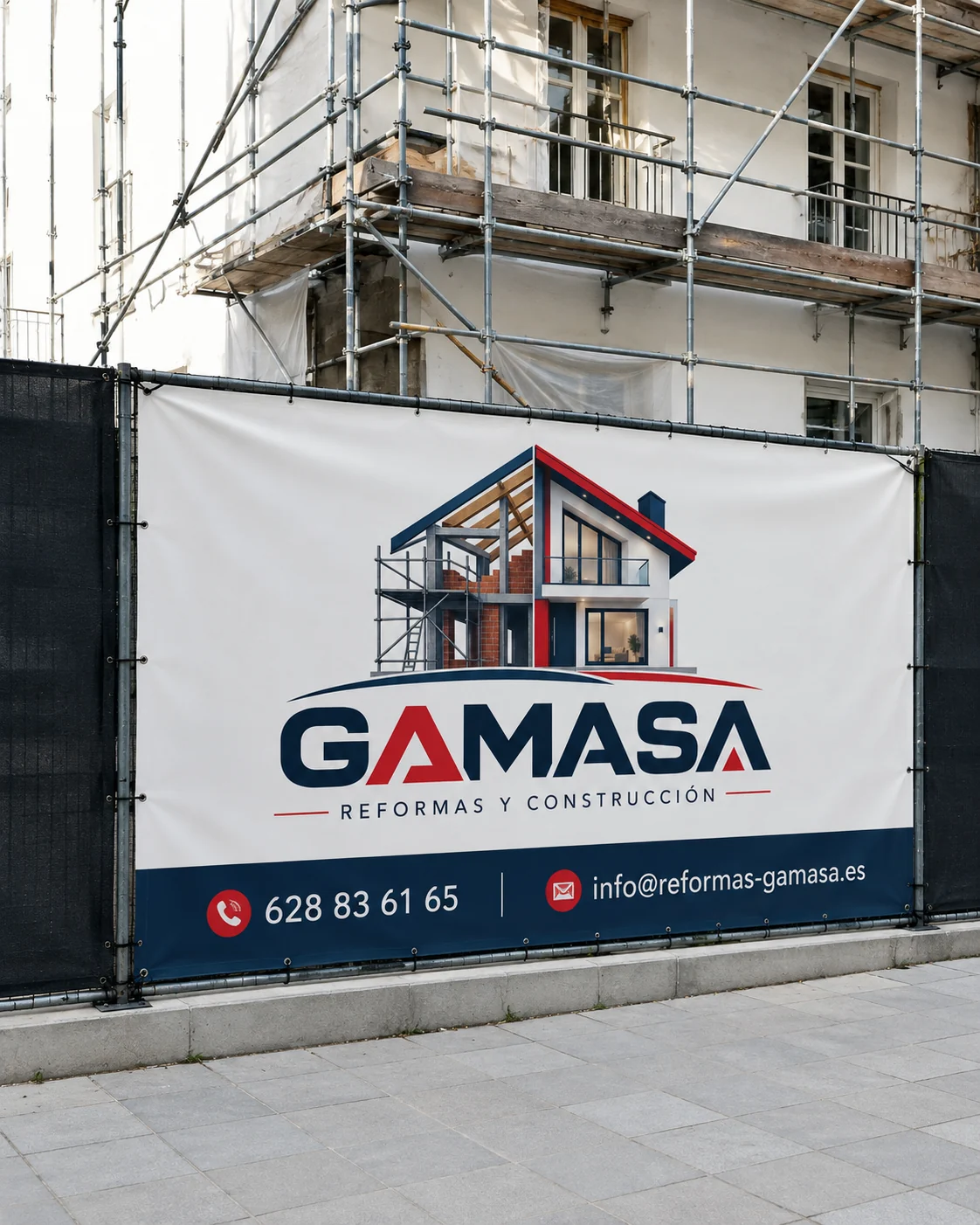 Lona de obra de GAMASA con teléfono y correo de contacto