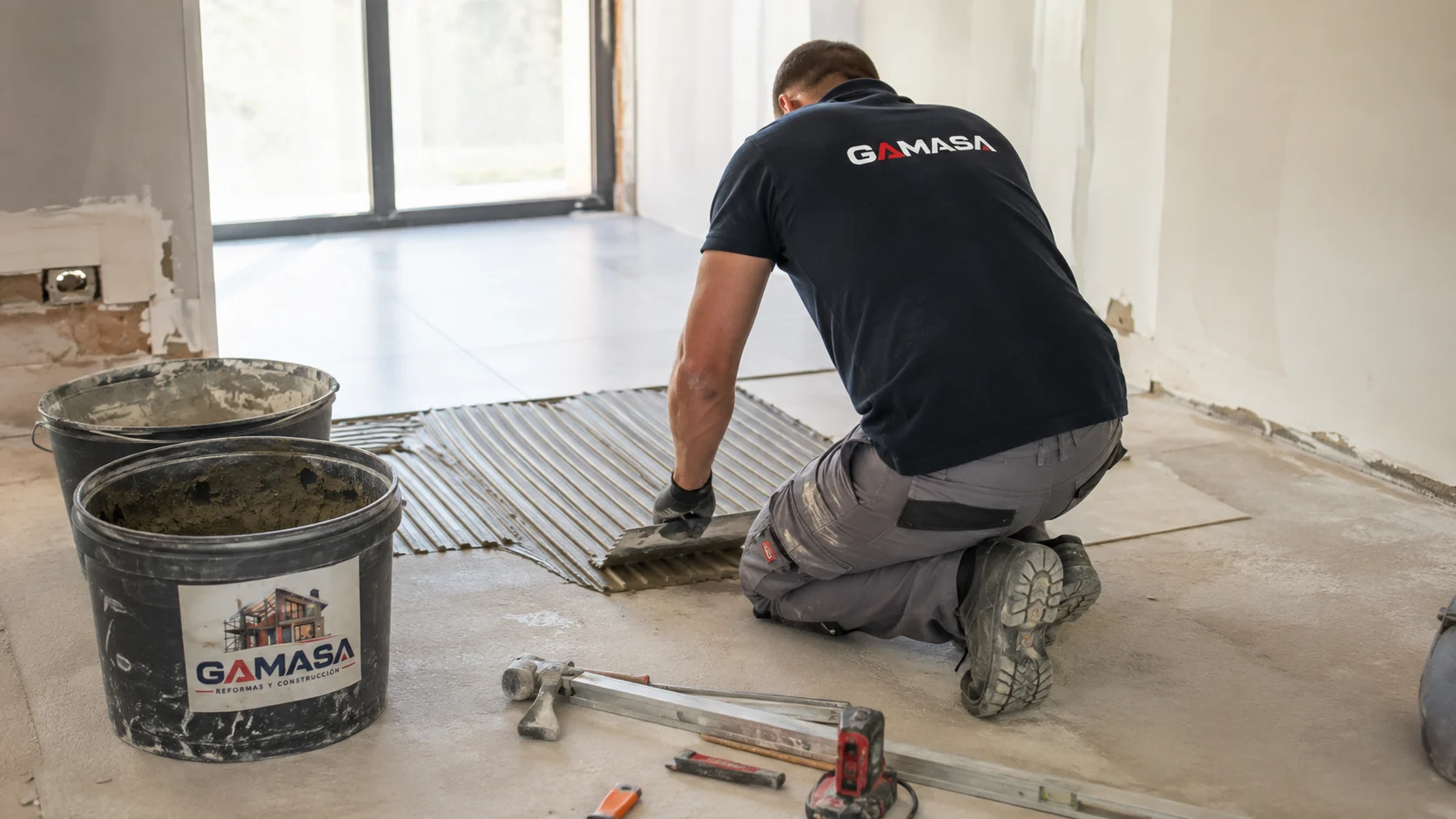 Preparación del adhesivo para colocación de pavimento